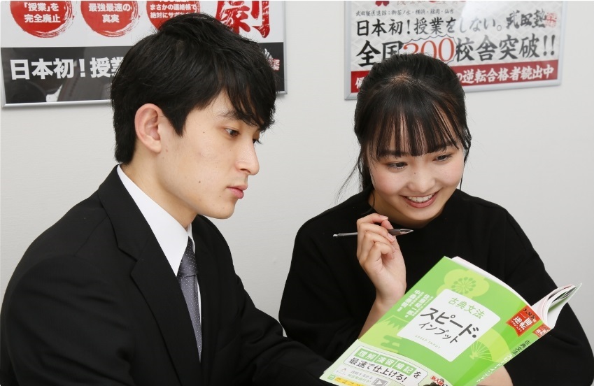 講師に教えてもらう様子